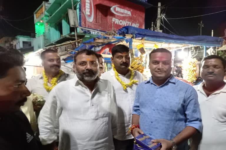 mp-nishikant-dubey-reached-basukinath-and-took-babas-blessings