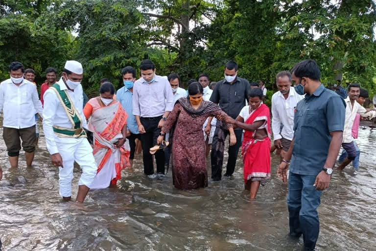 కాలినడకన వాగు దాటిన కలెక్టర్