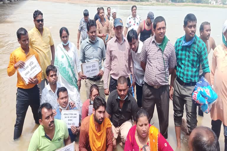 Sims employees did water satyagraha