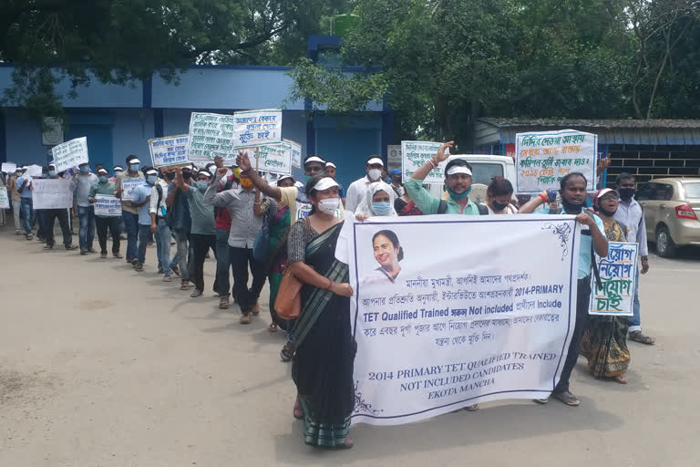 2014 Primary TET Pass Job Seekers Showing Agitation in Malda District Magistrate Office