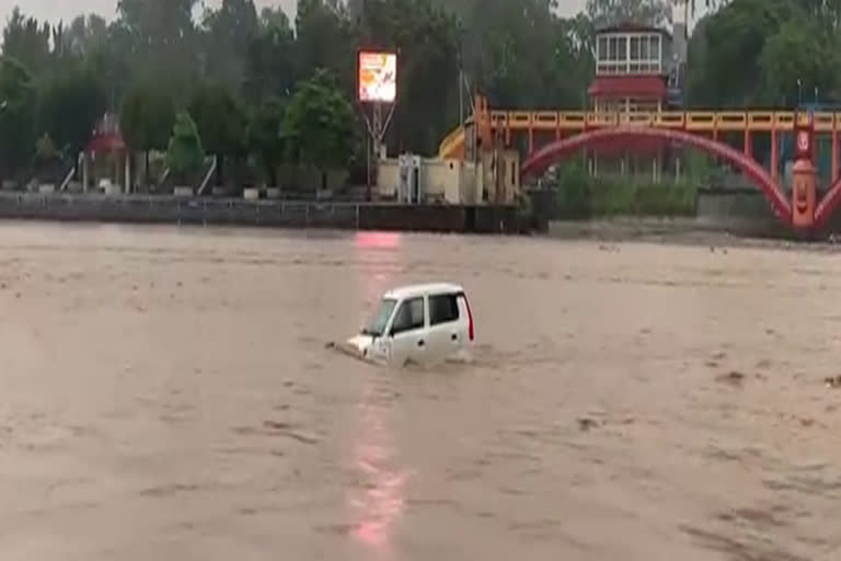 haridwar car car washed away