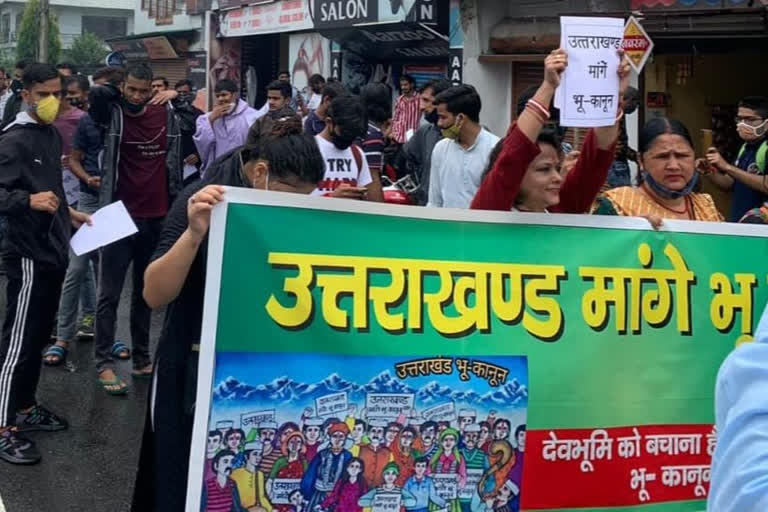 youth and women marched uttarakhand assembly