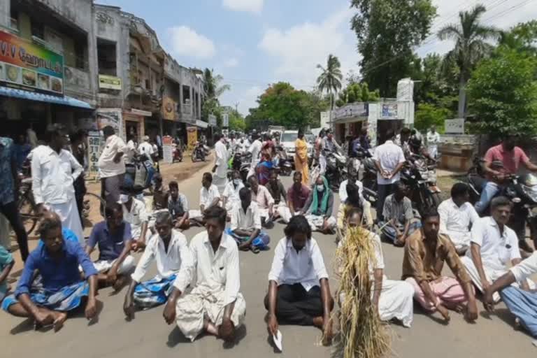 சாலையில் அமர்ந்து போராடிய விவசாயிகள் தொடர்பான கானொலி