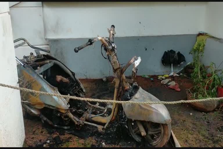 Nadapuram CPM activist's scooter set on fire  Nadapuram  scooter set on fire  CPM  നാദാപുരം സിപിഎം പ്രവർത്തകൻ്റെ സ്‌കൂട്ടർ കത്തിച്ചു  നാദാപുരം  സിപിഎം പ്രവർത്തകൻ  സ്‌കൂട്ടർ കത്തിച്ചു  സ്‌കൂട്ടറിന് തീയിട്ടു  സിപിഎം ബ്രാഞ്ച് കമ്മിറ്റി