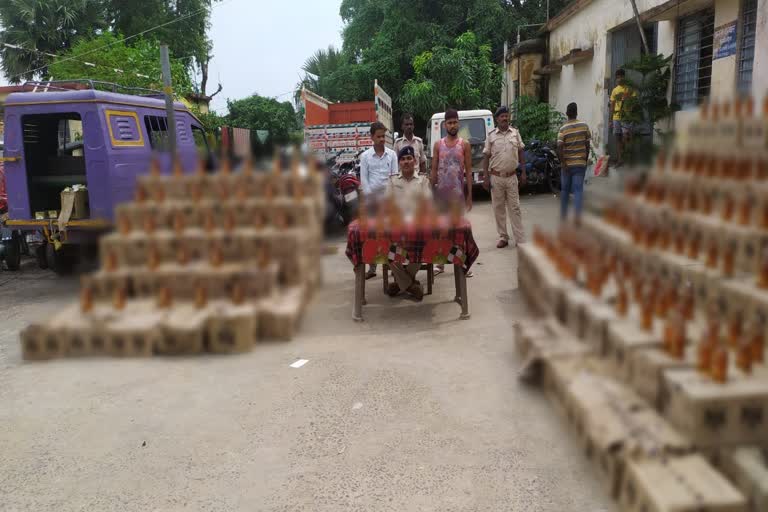 Salimpur police arrested two liquor smugglers in Patna