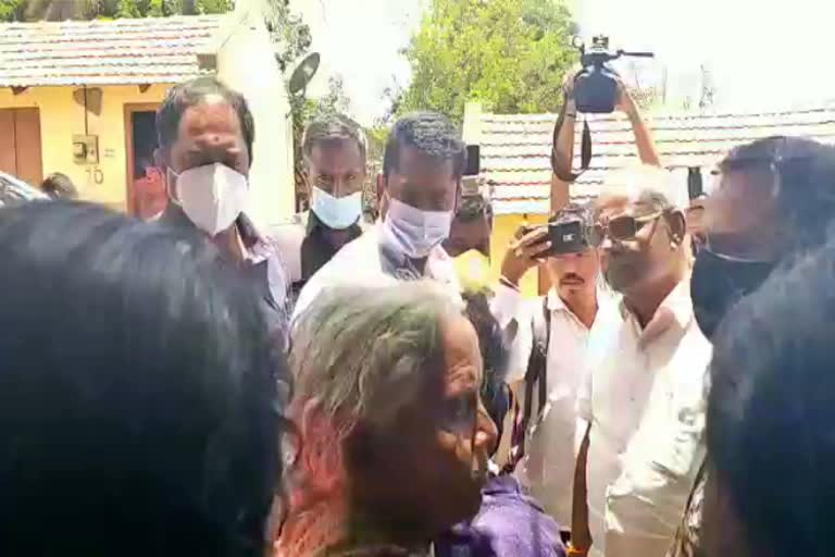 Tribal people outrage against Bandipur CFO officer infront of Ministers