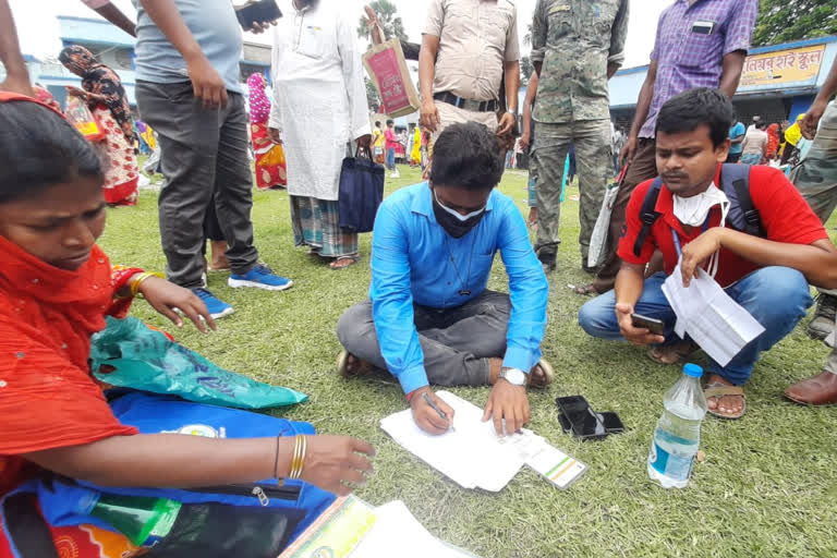 bhangor-2-block-bdo-help-to-fill-form-in-duare-sarkar-camp