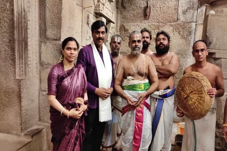 gali-janardhana-reddy-visits-narasimha-swamy-temple