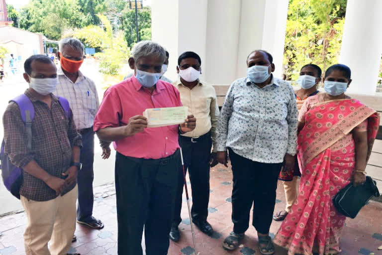 Corona relief fund  disabled people donated corona relief fund  disabled people  coimbatore collector  coimbatore latest news  coimbatore news  coimbatore disabled people  தேசிய பார்வையற்றோர் இணையம் அமைப்பு  தேசிய பார்வையற்றோர் இணையம் அமைப்பினர் சார்பில் நன்கொடை  மாற்றுத்திறனாளிகள்  கரோனா நிவாரண நிதி வழங்கிய தேசிய பார்வையற்றோர் இணையம் அமைப்பினர்  கரோனா நிவாரண நிதி  நிவாரண நிதி