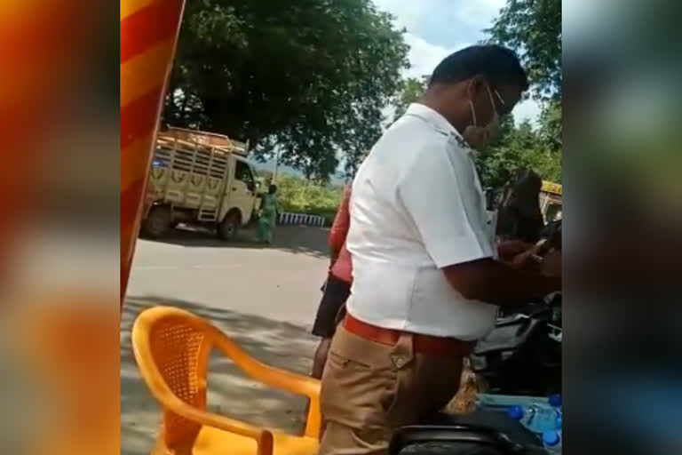 கையூட்டு வாங்கும் போக்குவரத்து உதவி காவல் ஆய்வாளர்