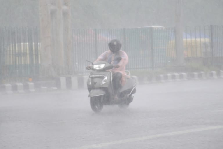 heavy rain in kerala, yellow alert in nine districts  yellow alert  heavy rain  ശക്തമായ മഴ  യെല്ലോ അലര്‍ട്ട്  ഓറഞ്ച് അലര്‍ട്ട്  കാലാവസ്ഥ നിരീക്ഷണ കേന്ദ്രം