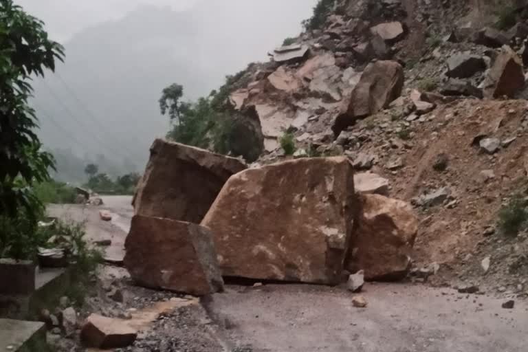 land-slide-on-nh-21-kullu-chandigarh