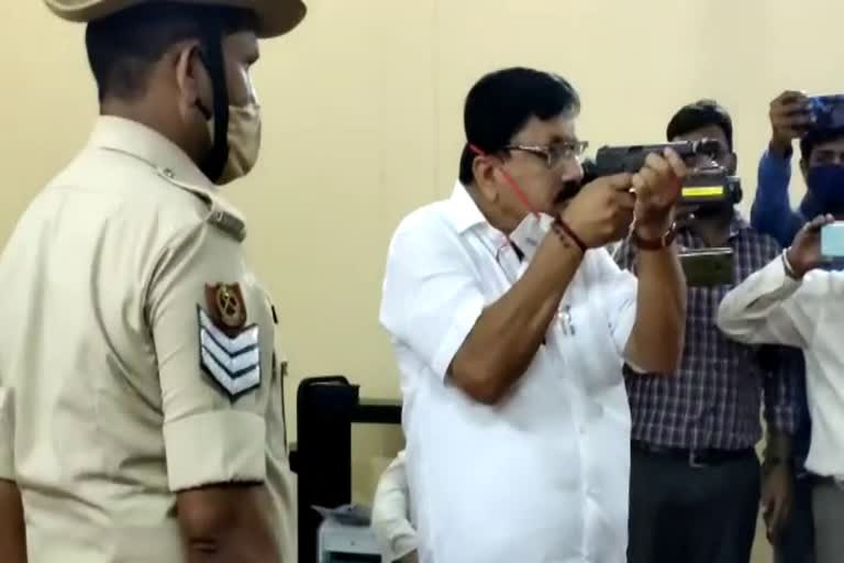 Home minister Araga Jnanendra Gunshot practice in mysore