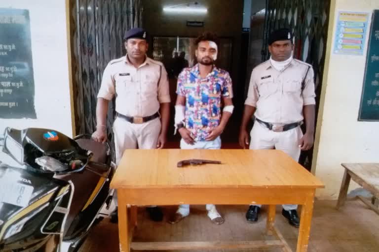 youth-arrested-while-roaming-with-country-made-pistol-in-swami-vivekananda-airport-raipur