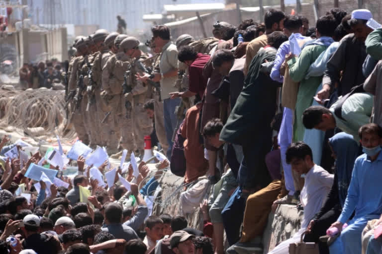 huge crowd at Kabul airport in hopes of escape
