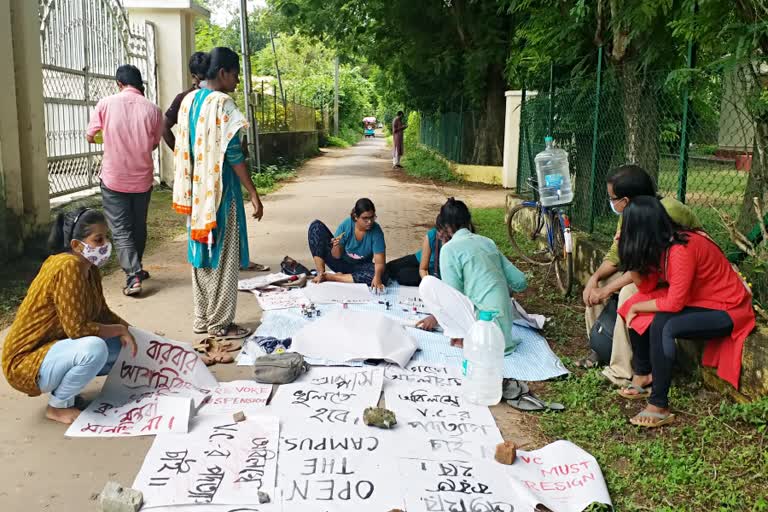 শুক্রবার রাত থেকে নিজ বাসভবনে ঘেরাও বিশ্বভারতীর উপাচার্য ৷