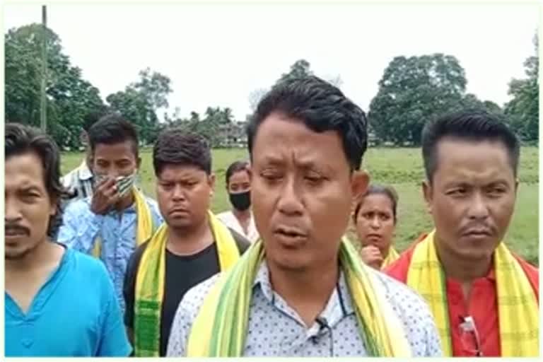 কমতাপুৰ ৰাজ্য গঠনৰ দাবীৰে আক্ৰাছুৰ কলা পতাকা উৰুৱাই প্ৰতিবাদ