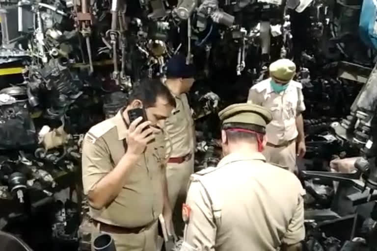 कबाड़ियों के यहां पुलिस ने की छापेमारी.