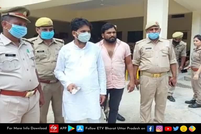 hamirpur-police-arrested-samajwadi-party-jila-panchayat-member-with-illegal-weapon