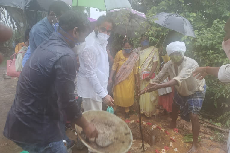 భారీ వర్షంలో మెుక్కలు నాటిన స్పీకర్ తమ్మినేని