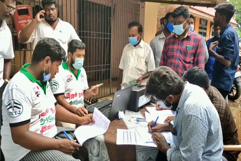 Chief Ministers Medical Insurance Scheme  Medical Insurance Scheme  camp  medical insurance camp  mayiladuthurai news  mayiladuthurai latest news  போலீஸ் பாதுகாப்புடன் முகாம்  முதலமைச்சர் மருத்துவ காப்பீடு திட்டம்  காப்பீடு திட்டம்  மருத்துவ காப்பீடு திட்டத்தில் புதிதாக பயனாளிகள் விண்ணப்பிக்கும் முகாம்