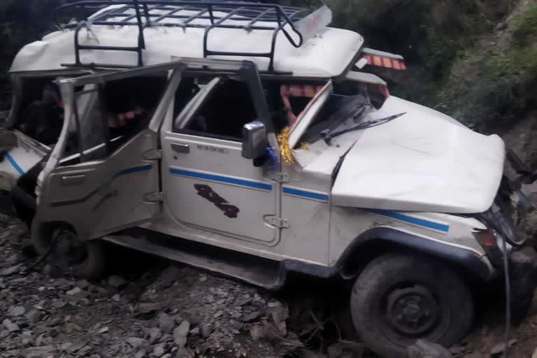 Car fell into a ditch on Charodi-Bajli road