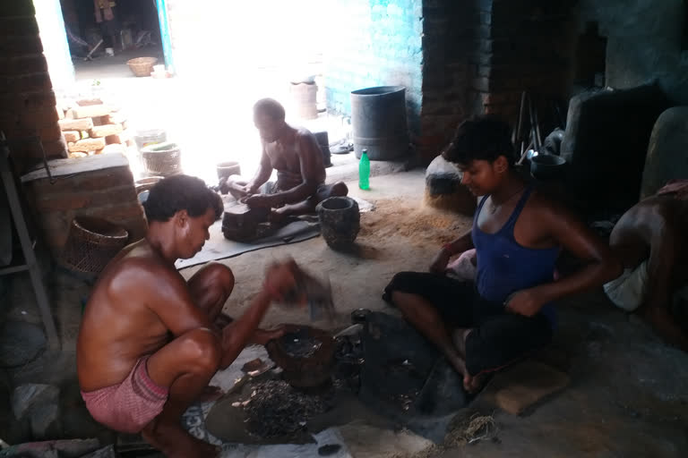 Amba village of Jamtara famous for artisans making bronze utensils