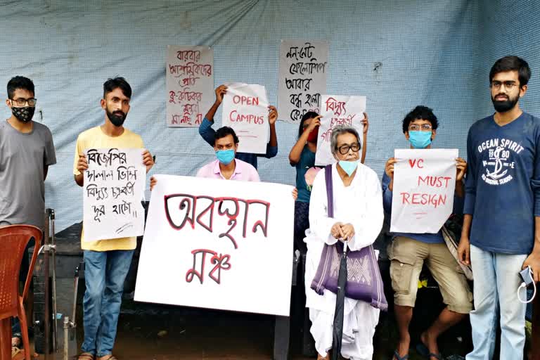 টানা দু-রাত বাসভবনে ঘেরাও বিশ্বভারতীর উপাচার্য ৷