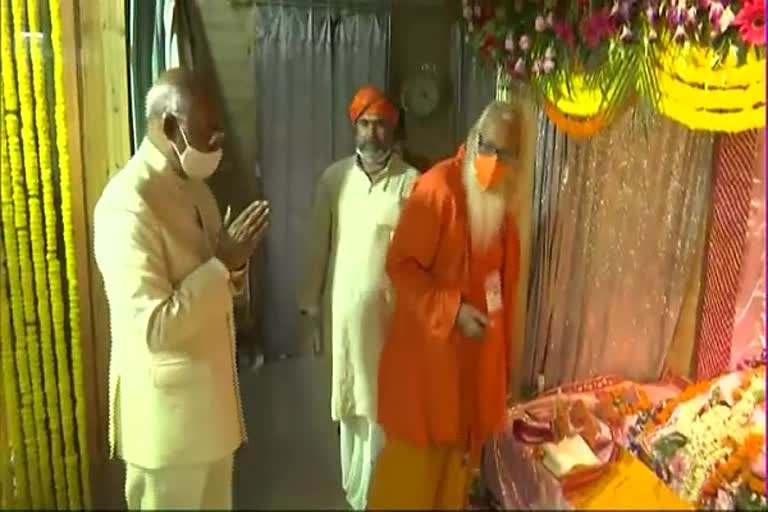 President visits Ayodhya temple construction site, offers prayers to Ram Lalla