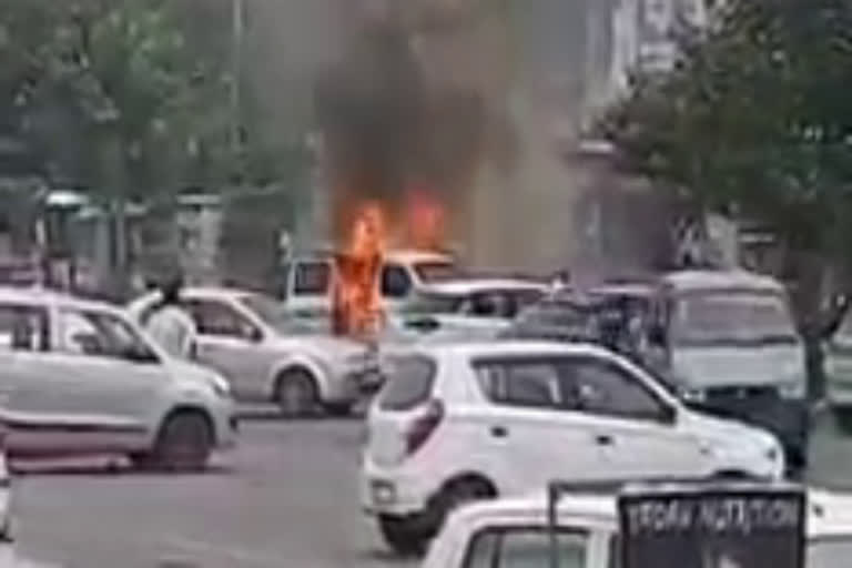 fire-in-cng-car-in-gurugram