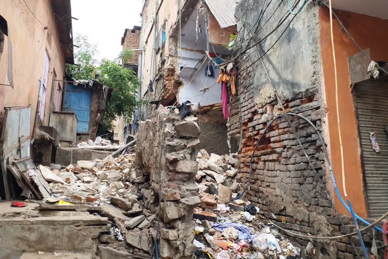 dilapidated house collapse,locals alleged negligence of nagar nigam in jaipur