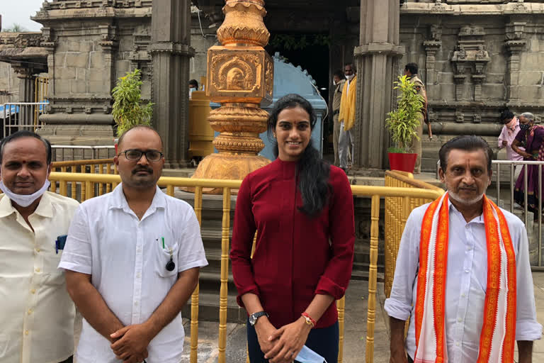 pv sindhu at appanna temple in simhachalam