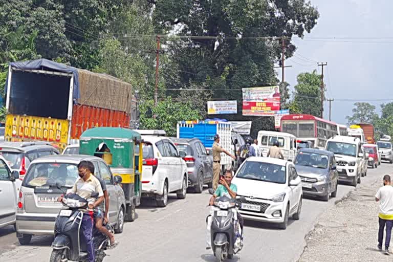 people-had-to-face-problems-throughout-the-day-due-to-the-jam-on-rishikesh-haridwar-road