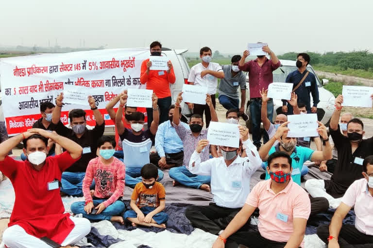 protested against the lax attitude of the Noida Development Authority_vis_up_noida_upur10010