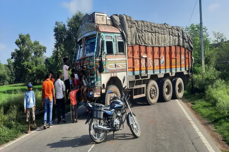 औरंगाबाद में अनियंत्रित वाहन ने चार लोगों को रौंदा