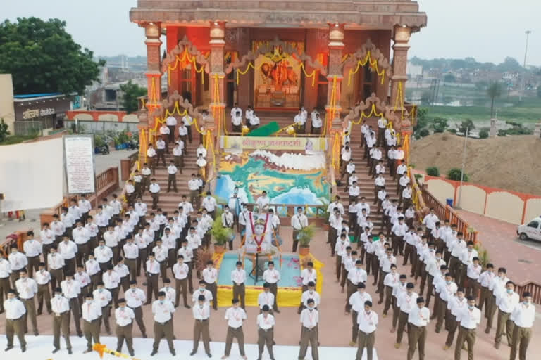 Watch! 200 children play flute at RSS centre on Krishna Janmashtami