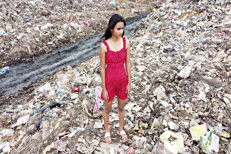 model walked over garbage in Ranchi