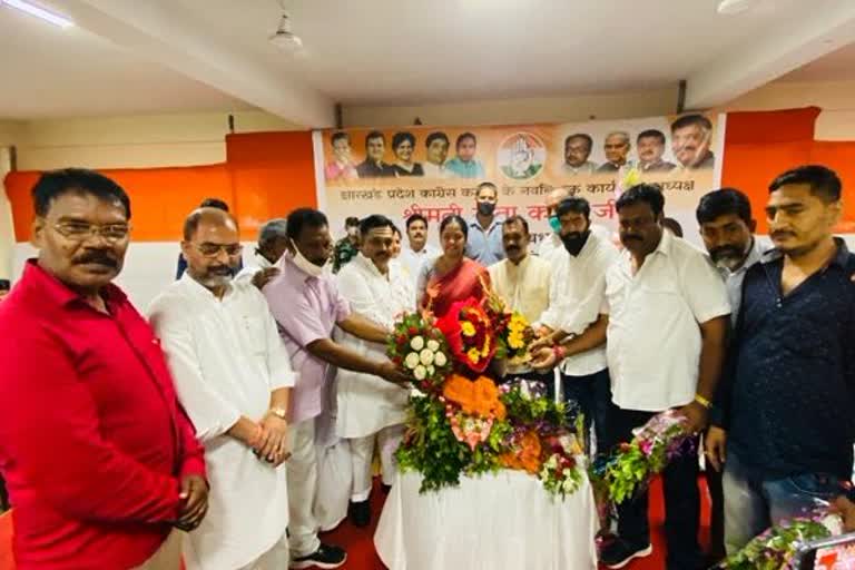 congress-working-president-geeta-koda-welcomed-in-seraikela