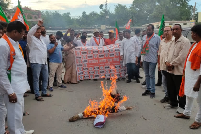 Protest in garhwa against removal of Hindi Language from JSSC exam