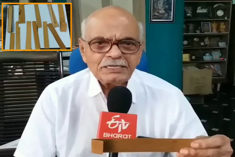 180 ఏళ్ల నాటి తాళపత్రాలను బయటకు తీసిన వ్యక్తి