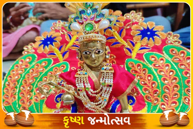 અબીલ ગુલાલ સાથે જૂનાગઢમાં કૃષ્ણ જન્મોત્સવની ઉજવણી કરાઇ