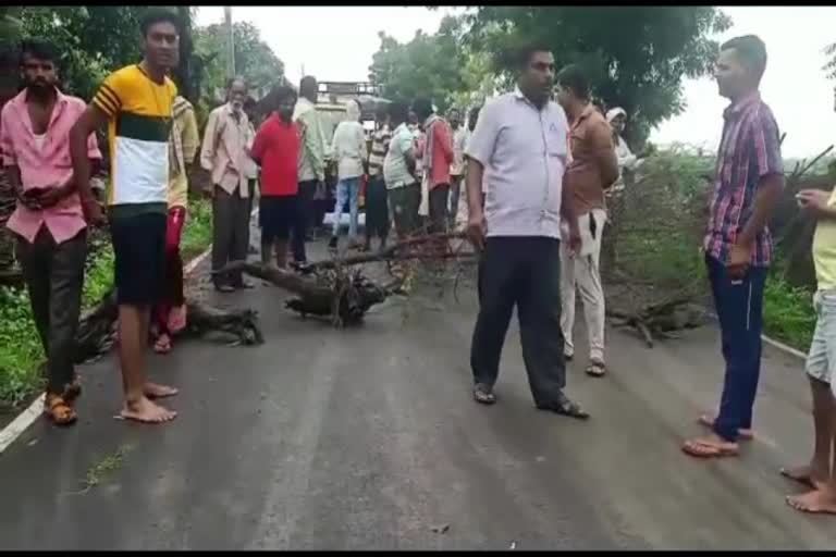 Tanda people protest over corpse in the Road, Kalaburagi