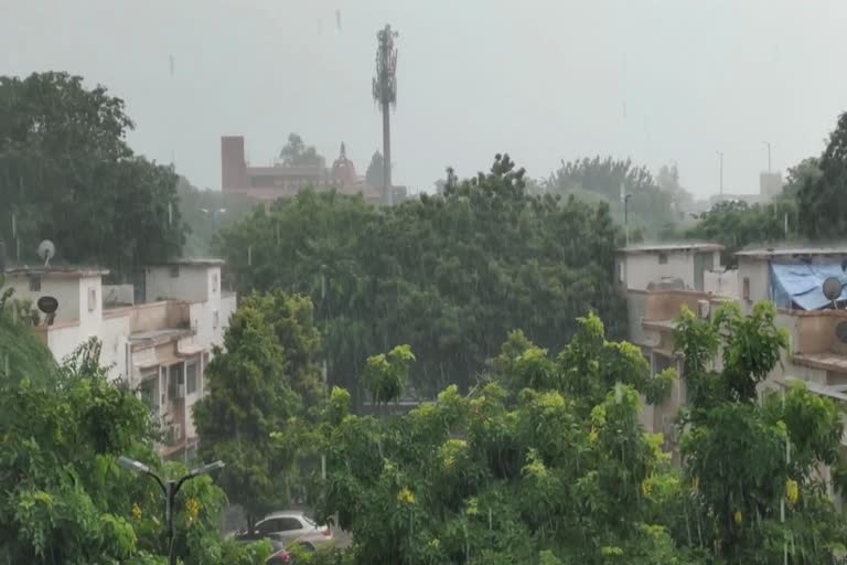 heavy rain in delhi