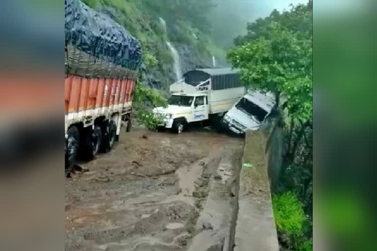 due-to-torrential-rains-many-vehicles-got-stuck-in-kannad-ghat