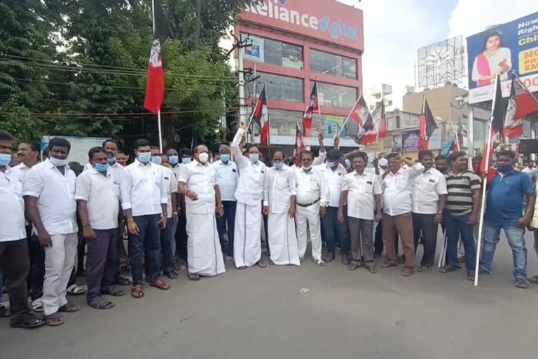 Admk cadres protest in chromepet against ops arrest