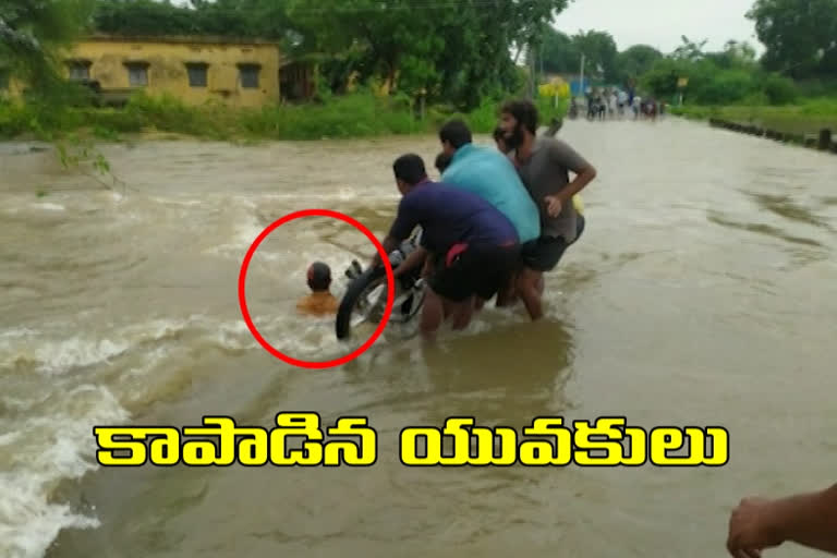 Floods in warangal, youth saved mother and son