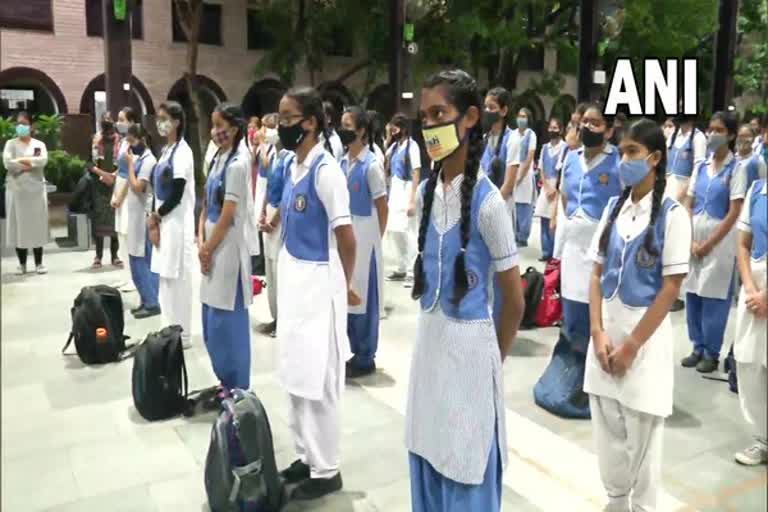 Delhi schools reopen for classes 9 to 12  Delhi schools reopen  Delhi schools  COVID-19 protocols in place  DELHI SCHOOLS  ഡൽഹിയിലെ സ്‌കൂളുകൾ തുറന്നു  ഡൽഹി സ്‌കൂളുകൾ  നീണ്ട ഇടവേളക്ക് ശേഷം  കൊവിഡ് പ്രതിസന്ധി കുറയുന്നു  ഡൽഹിയിൽ കൊവിഡ് കേസുകളില്ല