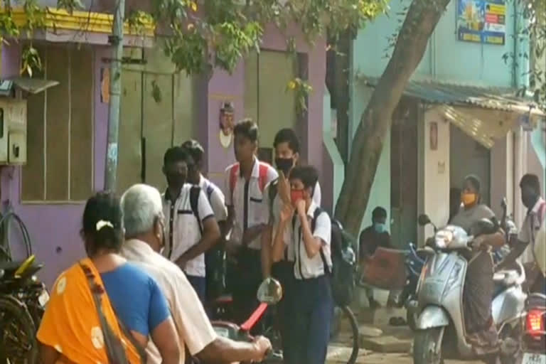 students not wearing mask properly  wearing mask properly  mask  corona virus  school reopen  school reopen in tamilnadu  ramanathapuram news  ramanathapuram latest news  பள்ளிகள் திறப்பு  முகக்கவசத்தில் அலட்சியம் காட்டும் மாணவர்கள்  முகக்கவசத்தில் அலட்சியம்  தமிழ்நாடு முழுவதும் பள்ளிகள் திறப்பு