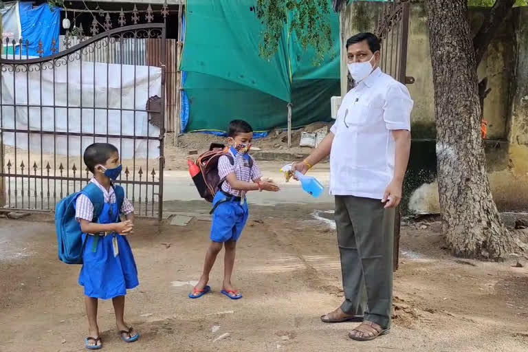 SCHOOLS: 'తల్లిదండ్రులు భయపడకుండా పిల్లలను పాఠశాలకు పంపండి'