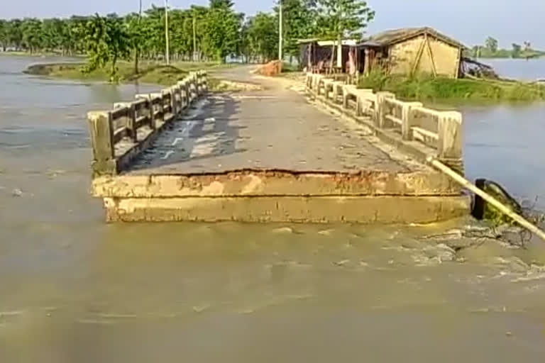 मोतिहारी पुल का एप्रोच रोड बहा